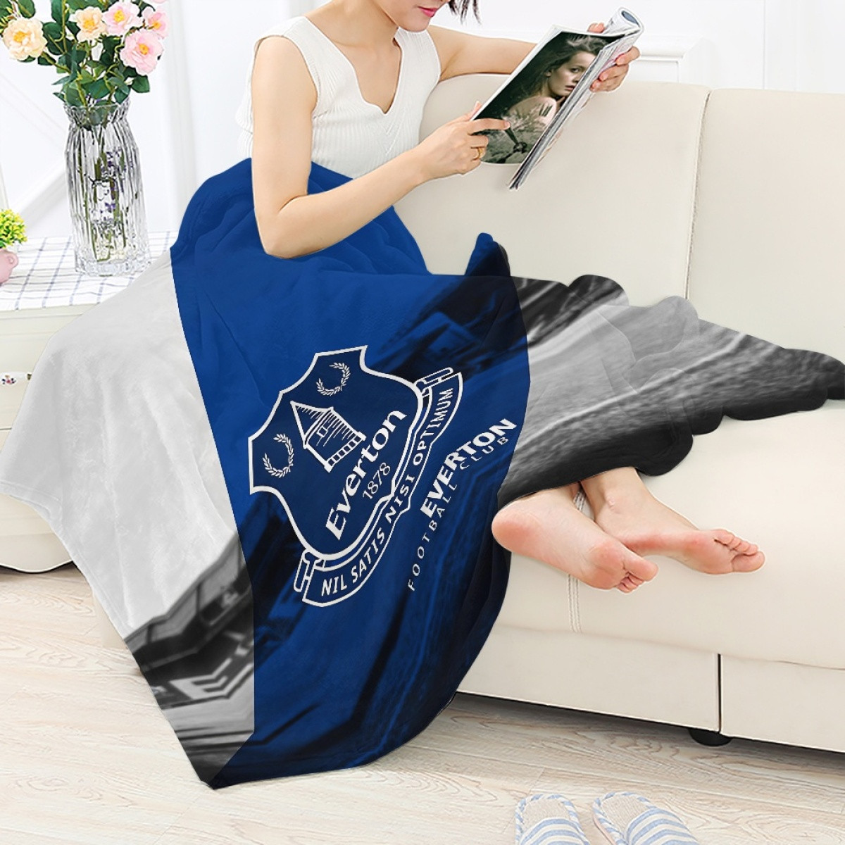 Everton F.C. Blanket Throw - Everton F.C. Logo Stripe Background